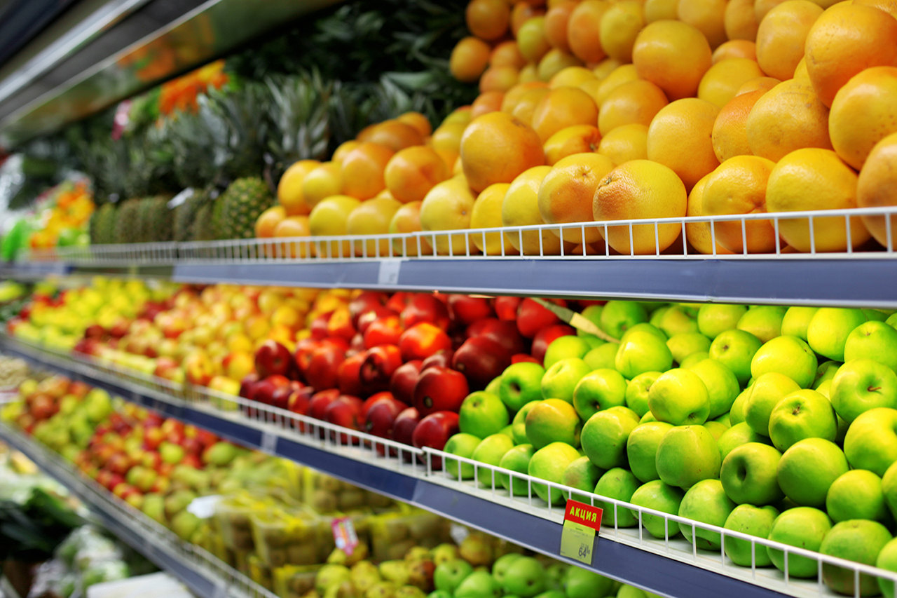 Овощи и фрукты в супермаркете